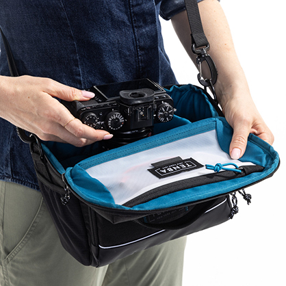 1021602_D.jpg - Tenba Skyline V2 10 Shoulder Bag Black - Image 4