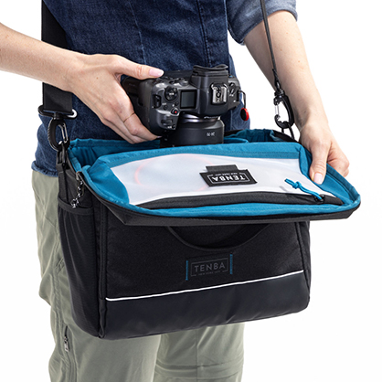 1021604_D.jpg - Tenba Skyline V2 13 Shoulder Bag Black - Image 4