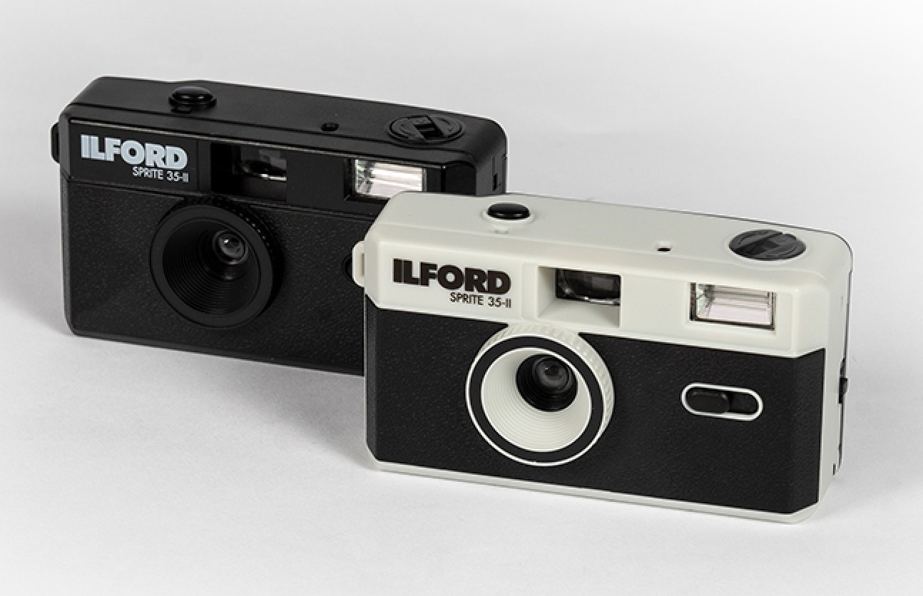 1017105_E.jpg-ilford-sprite-35-ii-reusable-camera-black-and-silver-xp2-24exp-film-c41