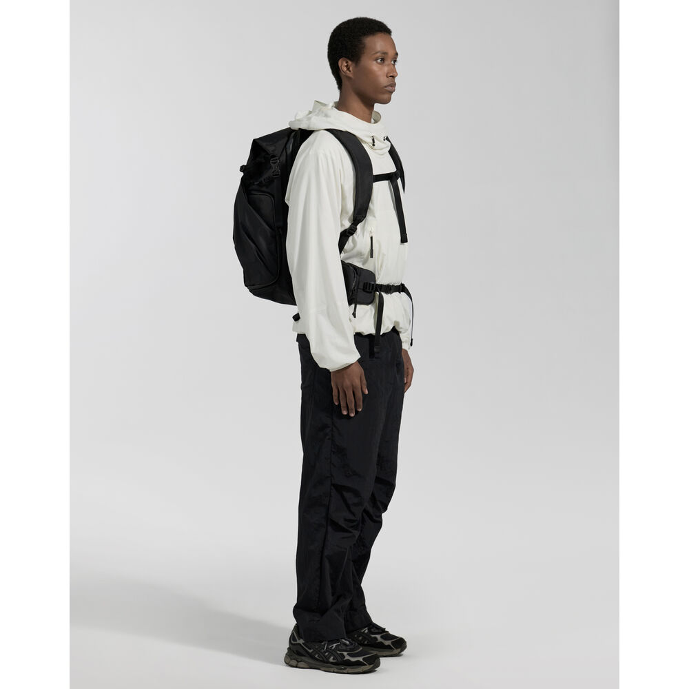 1026965_D.jpg - Urth Helios Outdoor Backpack 40L (Onyx) - Image 4