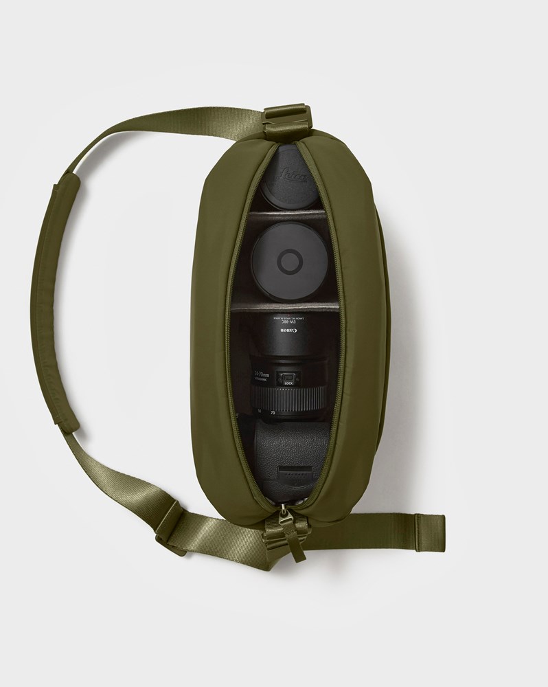1025416_B.jpg - Urth Dolomite Camera Sling 8L Green - Image 2