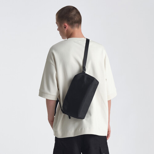 1023027_B.jpg - Urth Dolomite Cross-Body Camera Sling Bag - Black, 5.1L - Image 2