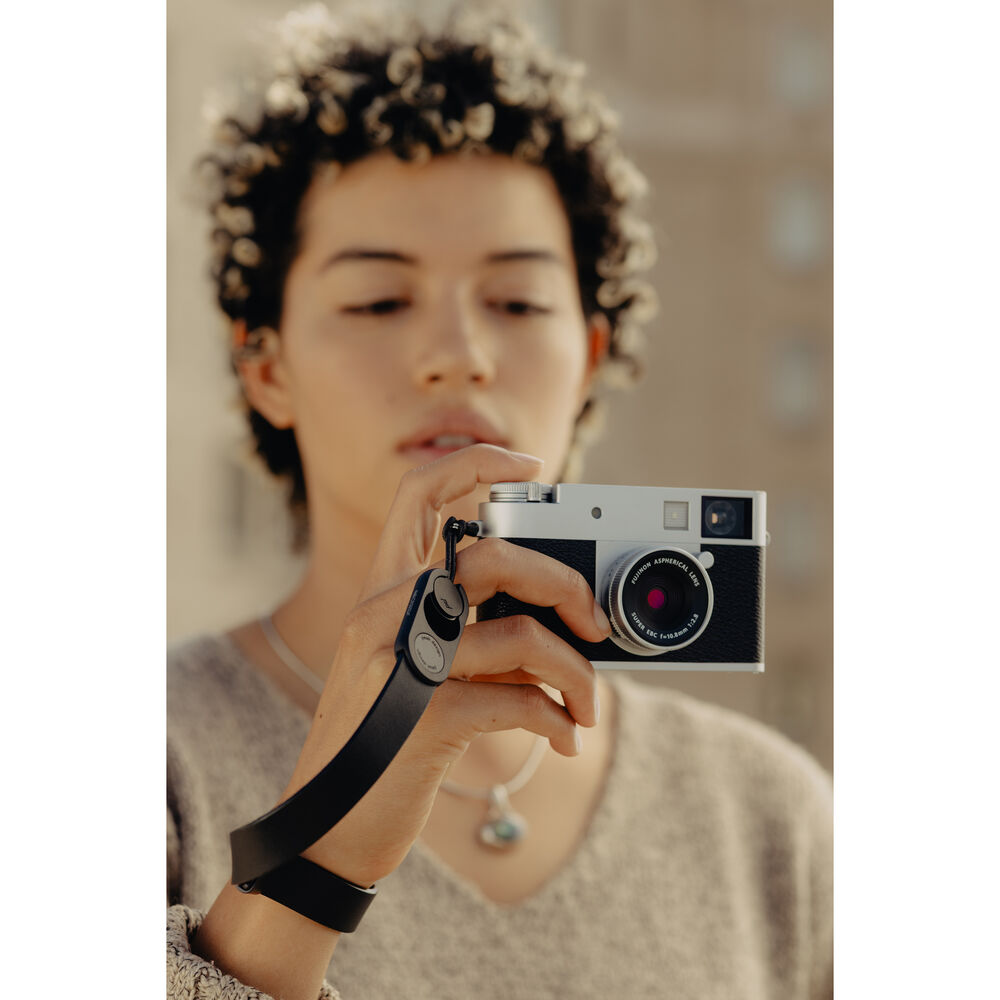 1026047_D.jpg - Peak Design Cuff Leather Camera Wrist Strap (Black) - Image 4