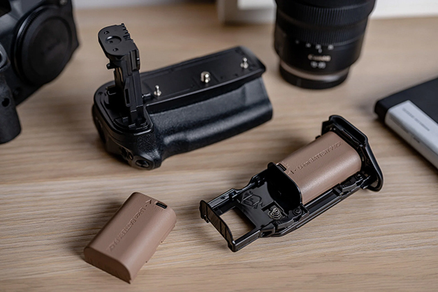 1021519_C.jpg - Newell Battery Pack BG-R10 for Canon R5 R6 R6II - Image 3