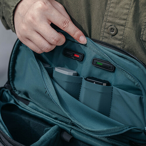 1021879_D.jpg - PGYTECH OneMo Sling (Black, 7L) - Image 4