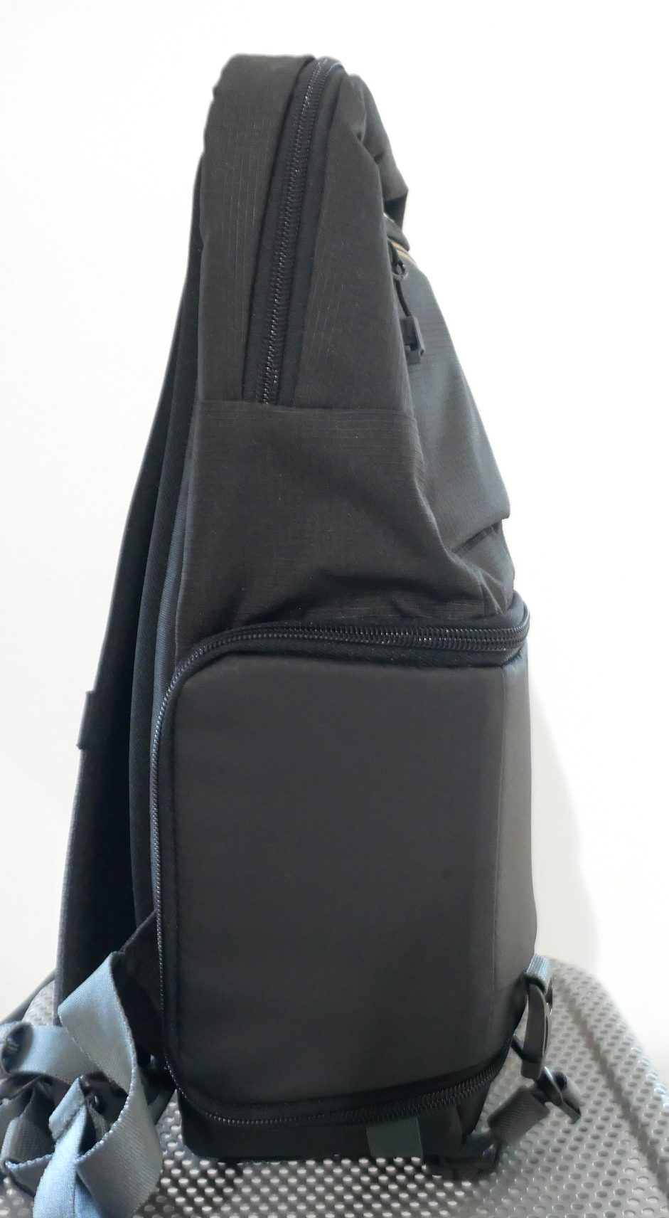 S-H-263R69_4.jpg - Lowepro Slingshot SL 250 AW III Sling - Image 1