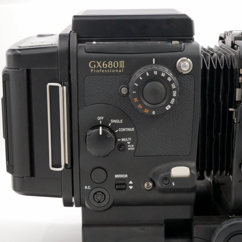 S-H-3EMS38_2.jpg - Fuji Professional GX680 III + 100mm F/4 + 300mm F/6.3 + Waistlevel + Prism + Magnifier + Remote  - Image 1
