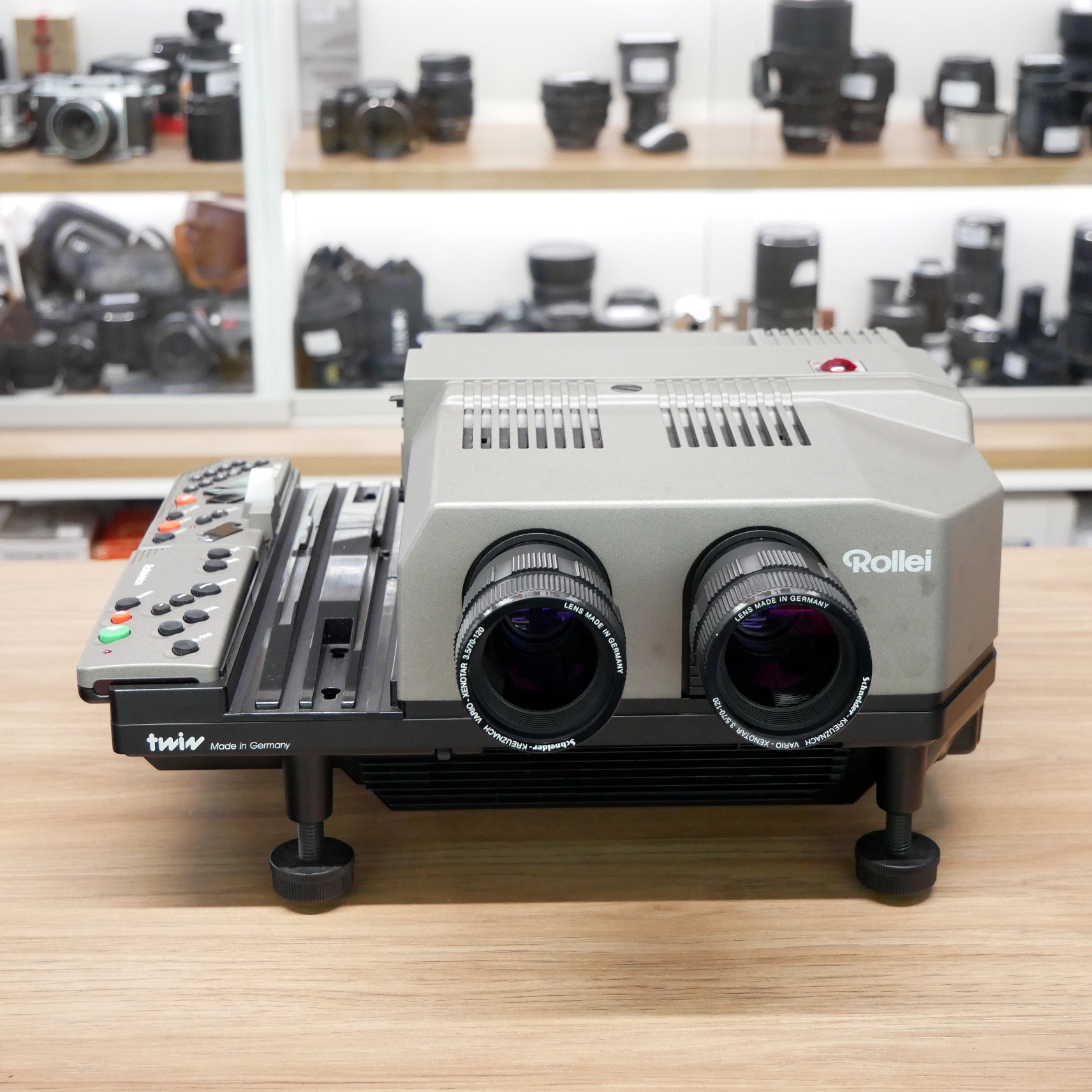 P3340164-v2.JPG - Rolleivision Twin MSC 300P Slide Projector - Thumbnail