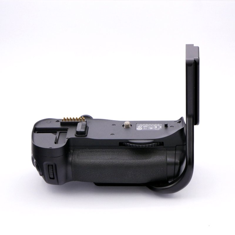 Best image for MB-D10 battery grip with bracket