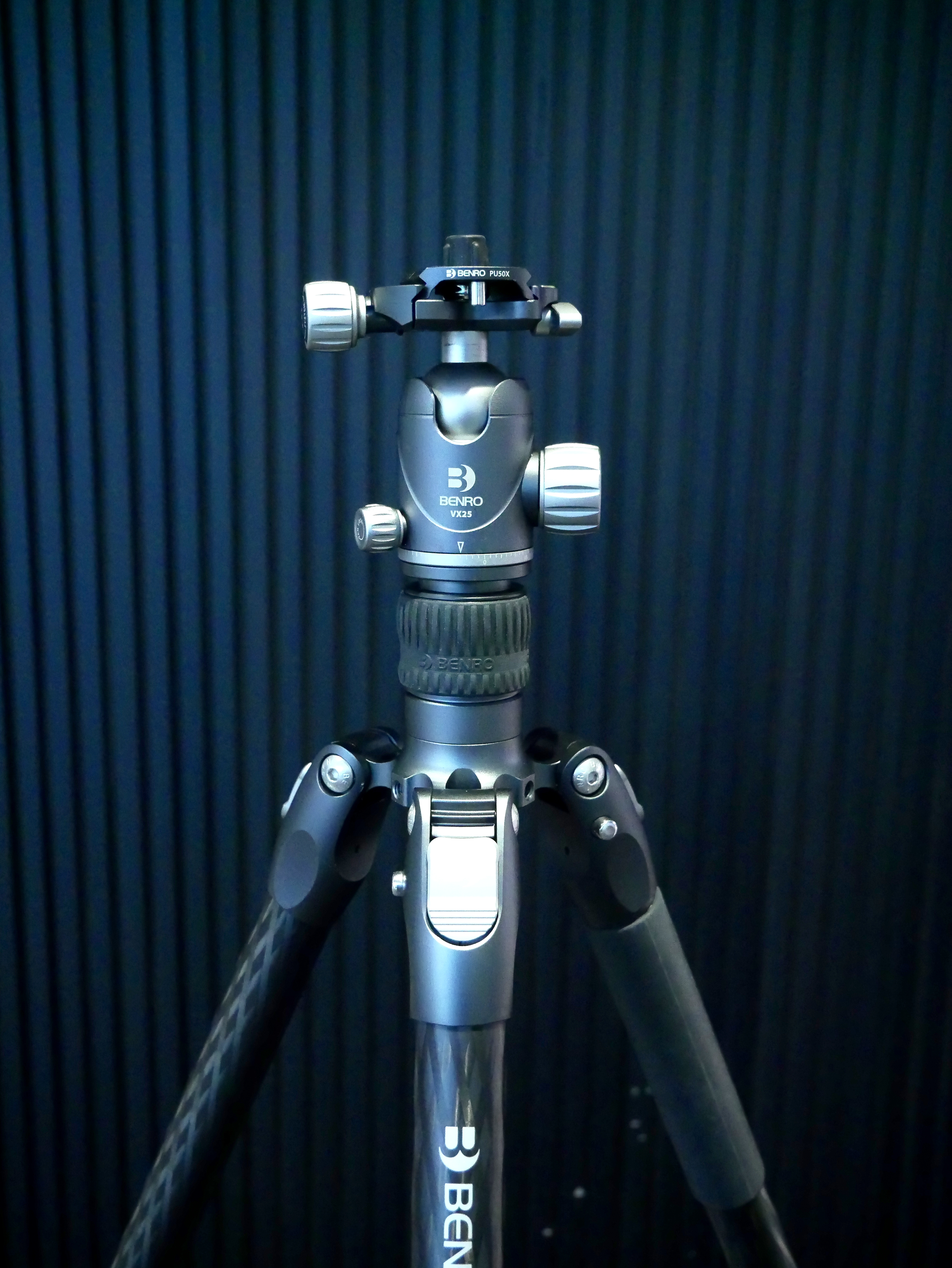 S-H-KXL9MA_2.jpg - Benro FRHN24C Carbon Fiber Tripod with VX25 Head - Image 1