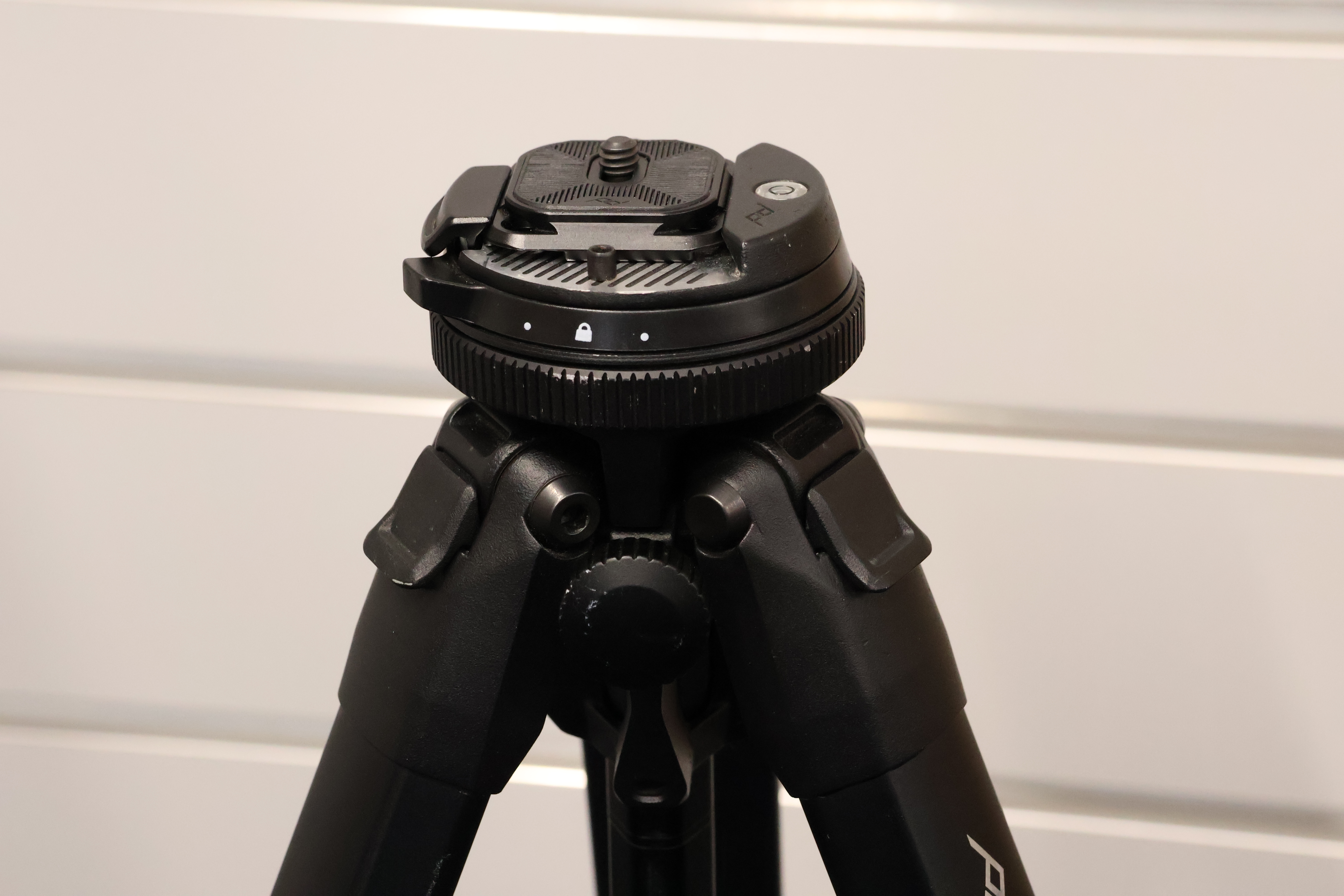 S-H-PJSWEA_3.jpg - Peak Design Aluminum Travel Tripod - Image 2