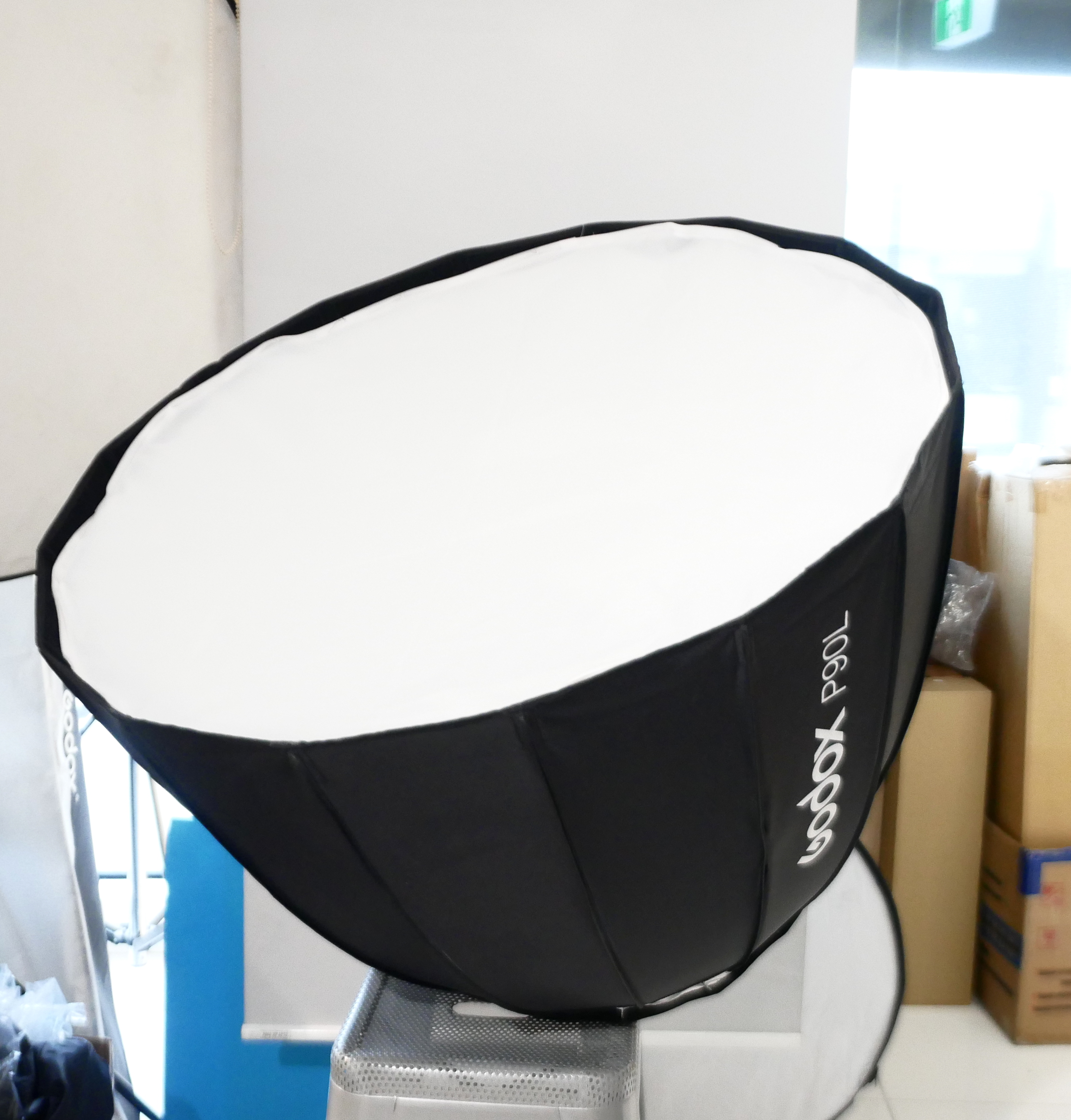 S-H-R4EUXU_2.jpg - Godox P90L Softbox with Bowens - Image 1